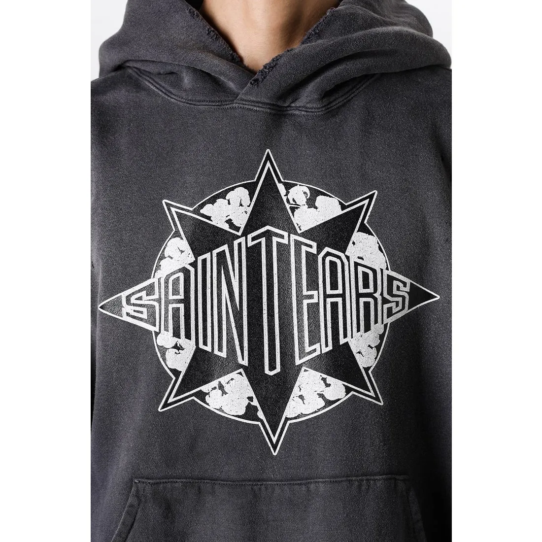DENIM TEARS x SAINT Mxxxxxx SAINT TEARS Hoodie/BLK Five-pointed star cotton hole-in-the-dark distressed hoodie, washed black S-XL Assute dyeing, whole piece sprayed with horse fade/horse weight, co-branded main mark/cotton wash mark/cherub mark, many hanging holes on the front and rear panels, the original version has the same loose fit